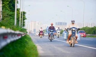 Bất chấp biển cấm, xe máy 'tác oai tác quái' trên đại lộ nghìn tỷ