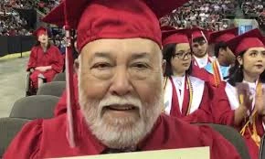 Cựu chiến binh Mỹ bật khóc trong lễ tốt nghiệp muộn nửa thế kỷ