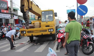 Xe cứu hộ tông hàng loạt xe máy dừng đèn đỏ, nhiều người thương vong