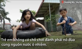 Trẻ em ngoại thành Hà Nội bơi trong nước lũ