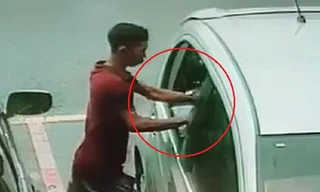 Đạo chích đập vỡ kính ô tô trong 1 giây