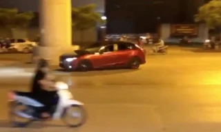 Ô tô lạng lách, đánh võng tốc độ cao trên đường phố Hà Nội
