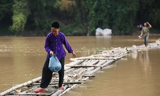 Thót tim cảnh người già, trẻ nhỏ ở Lạng Sơn vượt sông như làm xiếc