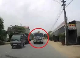 Vượt ẩu không xi nhan, xe tải suýt gây tai nạn