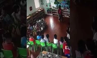 Phẫn nộ cảnh cô giáo mầm non cho cả chục bé lao vào đánh một bạn