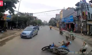 Xe máy lạng lách vượt ẩu, 2 thanh niên suýt chết trước đầu xe tải