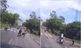 Vừa đứng dậy sau tai nạn, thanh niên đen đủi bị xe khác hất bay người