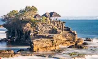 Ngôi đền cổ linh thiêng 'chênh vênh' giữa thiên đường Bali
