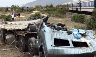 Tàu hỏa tông xe tải chở muối văng xa, đường sắt tê liệt