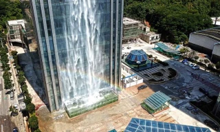 Kinh ngạc thác nước hơn 100m từ tòa nhà chọc trời ở Trung Quốc