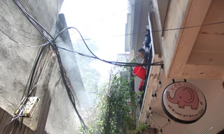 Người dân dùng xô hắt nước chữa cháy kho thiết bị ở Hà Nội