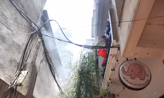 Người dân dùng xô hắt nước chữa cháy kho thiết bị ở Hà Nội