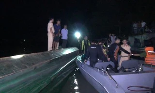  3 mẹ con tử vong khi sà lan chở gạch bị lật