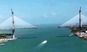 Cây cầu đầu tiên bắc qua kênh đào Panama phía Đại Tây Dương