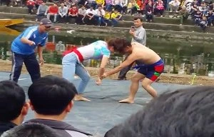 Cô gái quật ngã 2 đô vật nam giữa sới vật ở Bắc Ninh