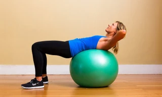 Bài tập với quả bóng giúp cơ thể dẻo dai