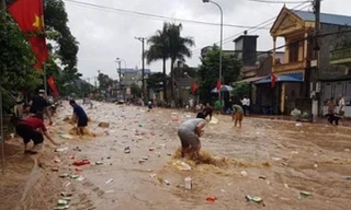 Lũ cuốn phăng siêu thị, bất lực nhìn hàng hóa trôi trong dòng nước