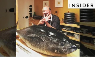 Đầu bếp chuyên làm sushi từ cá ngừ khổng lồ