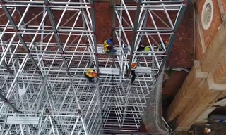 Hệ thống giàn giáo đặc biệt trùng tu nhà thờ Đức Bà