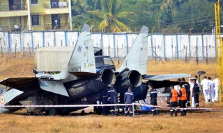 Tiêm kích hạm tối tân Ấn Độ lao khỏi đường băng, bốc cháy