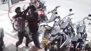 Lao vào cướp gà cúng, 'cô hồn sống' lãnh trọn cú đấm giữa mặt