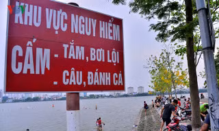 Nguy hiểm rình rập khi bơi ở 'bãi biển' Hồ Tây ngày Hà Nội nắng nóng