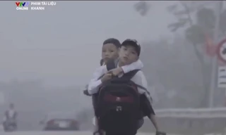 Cậu học sinh nghèo ở Nghệ An 5 năm làm đôi chân cho bạn đến trường 