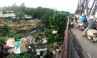 Chân cầu Long Biên biến thành núi rác khổng lồ, hôi thối nồng nặc không tin nổi