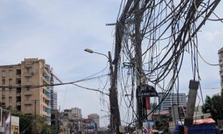 Giật mình cáp viễn thông như “liễu rủ” trên đường Minh Khai