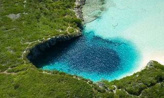 Hố đất sụt ở Biển Chết - vẻ đẹp của sự tàn phá