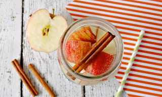Làm nước detox từ táo và quế thanh nhiệt