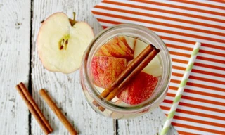 Làm nước detox từ táo và quế thanh nhiệt