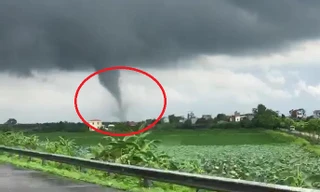 Xôn xao vòi rồng khổng lồ xuất hiện gần cao tốc Pháp Vân - Cầu Giẽ