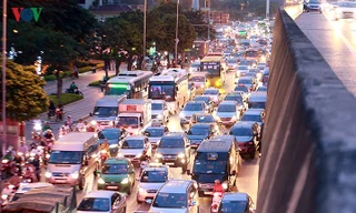 Tai nạn liên tiếp xảy ra, Đại lộ Thăng Long tắc nghẽn kinh hoàng