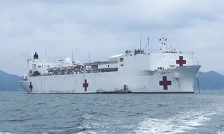 Cận cảnh tàu bệnh viện lớn nhất thế giới của Hải quân Mỹ ở Nha Trang