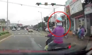 Nữ 'Ninja' bị xe tông vì bật xi-nhan nhưng không thèm nhìn đường