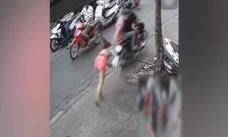 Cô gái bị cướp giật dây chuyền ngã văng xuống đường