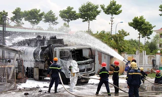 Xe bồn bốc cháy dữ dội ở cây xăng, thiêu rụi 6 xe máy