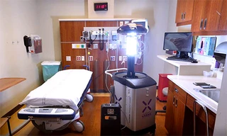 Vũ khí ánh sáng chuyên diệt vi khuẩn trong bệnh viện
