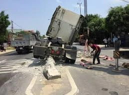 Tài xế ngủ gật, xe container húc bay dải phân cách