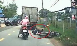 Clip xe tải 'tạt' người phữ nữ chở bé trai ngã xuống đường