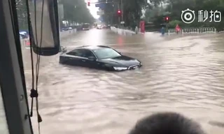 Trung Quốc: Ô tô bì bõm bơi trong biển nước