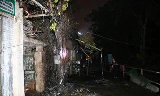  Hoảng hồn cột điện cháy nổ như pháo hoa ở Hà Đông