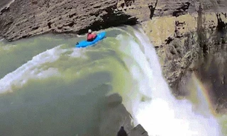 Thót tim cảnh chèo thuyền kayak lao xuống từ thác nước cao 30m
