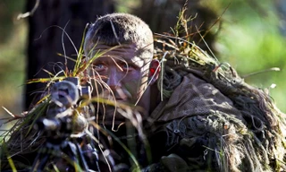 Kỹ năng ẩn nấp và tác xạ của 'sát thủ vô hình' lính bắn tỉa Mỹ