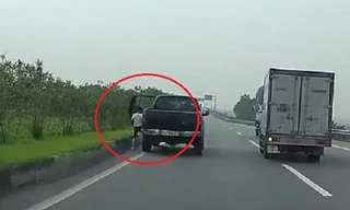 Ngang nhiên dừng ô tô bán tải ở làn trái cao tốc để đi vệ sinh