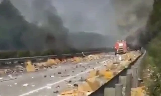 Xe chở iPhone phát nổ, hàng ngàn chiếc điện thoại rải đầy đường