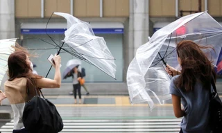 Nhân viên Nhật ‘chống lại’ cơn bão Jebi để giao hàng đúng giờ