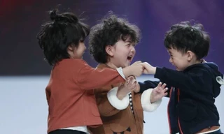 Cậu bé 4 tuổi cực dễ thương gây sốt sau cú ngã khi diễn thời trang