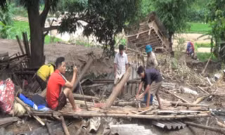 Sắp hết cái ăn, nuốt nước mắt tìm đồ trong đống đổ nát sau lũ